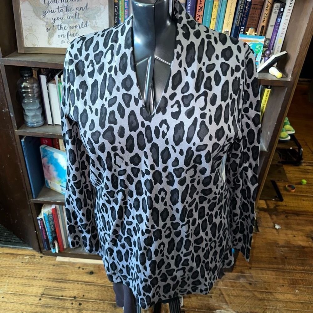 Chico’s gray & black leopard print knit 2/LP tunic top